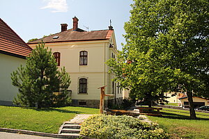 Hernstein, Pfarrhof, 1905 von Oscar Frauenlob erbaut